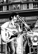 Edoardo Bennato in concerto nel 1974. In quell'anno i suoi concerti erano in solitaria con solo accompagnamento di chitarra acustica e armonica.
