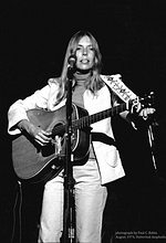 Joni Mitchell in concerto nel 1974.